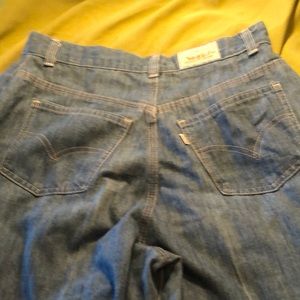 Levi’s 28” waist/ 9”rise/ 20” length lightweight denim raw edge jeans/Med wash